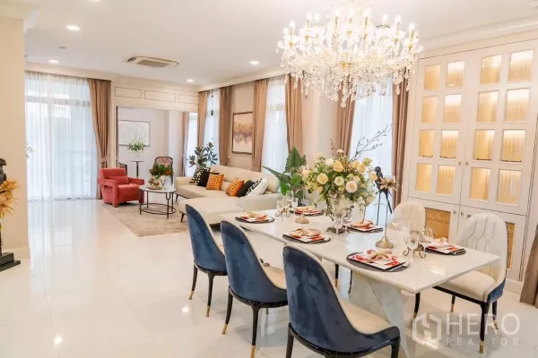 Detached House for rent in Saphan Sung, Bangkok - Elegant open-plan living and dining room with crystal chandelier and full-height curtains.