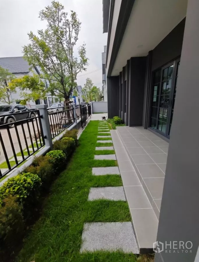 Detached House for rent in Bang Phli, Samut Prakan - Small front garden with stepping-stone path and covered terrace beside the fence.