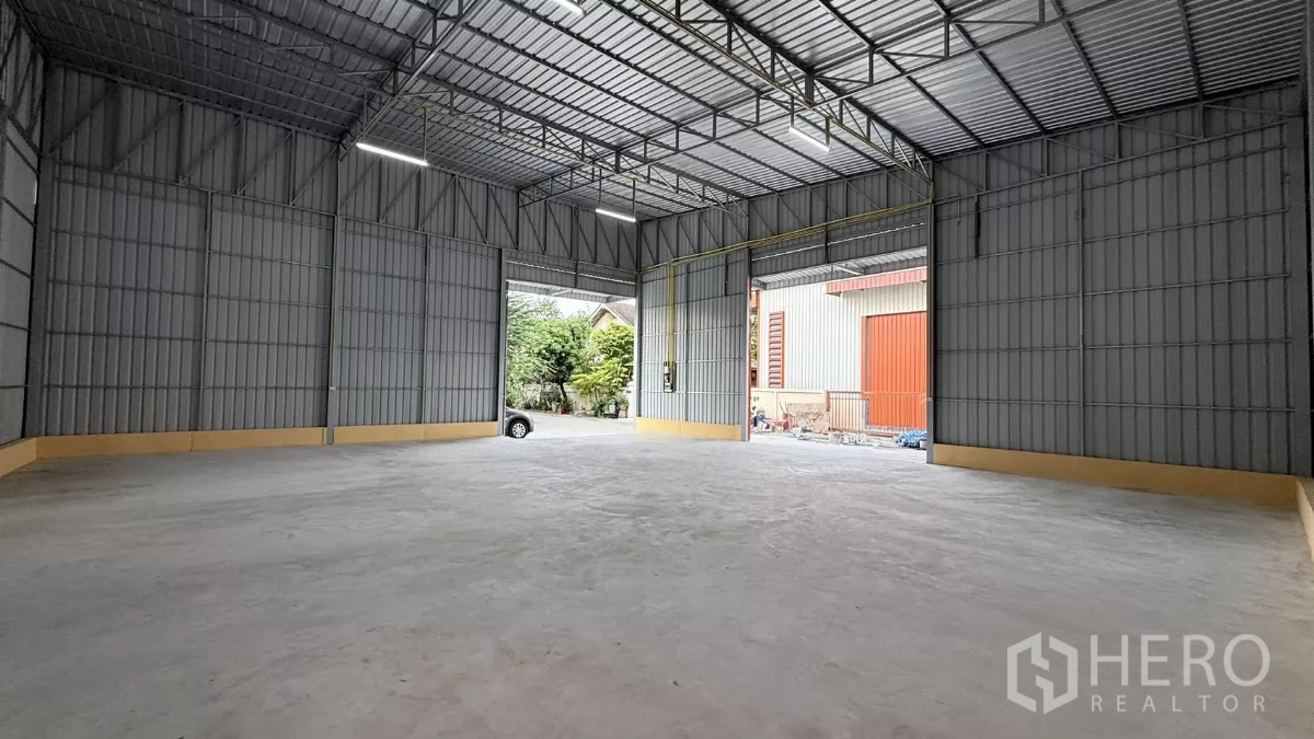 Warehouse for rent in Wang Thonglang, Bangkok - Open-plan storage space with wide door openings for easy loading and unloading.