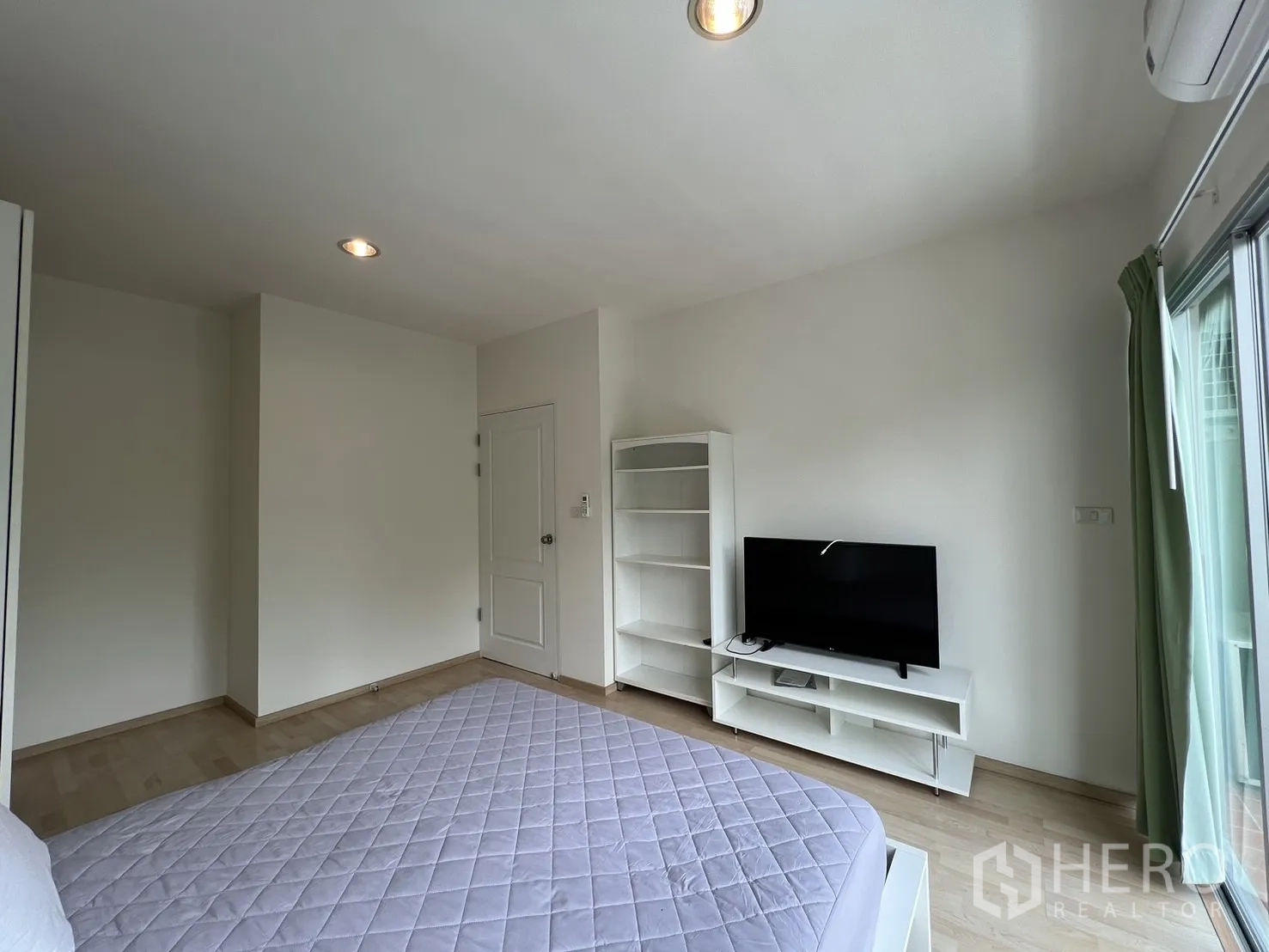 Townhouse for rent in Suan Luang, Bangkok - Bright bathroom with walk-in shower, toilet, and frosted window.