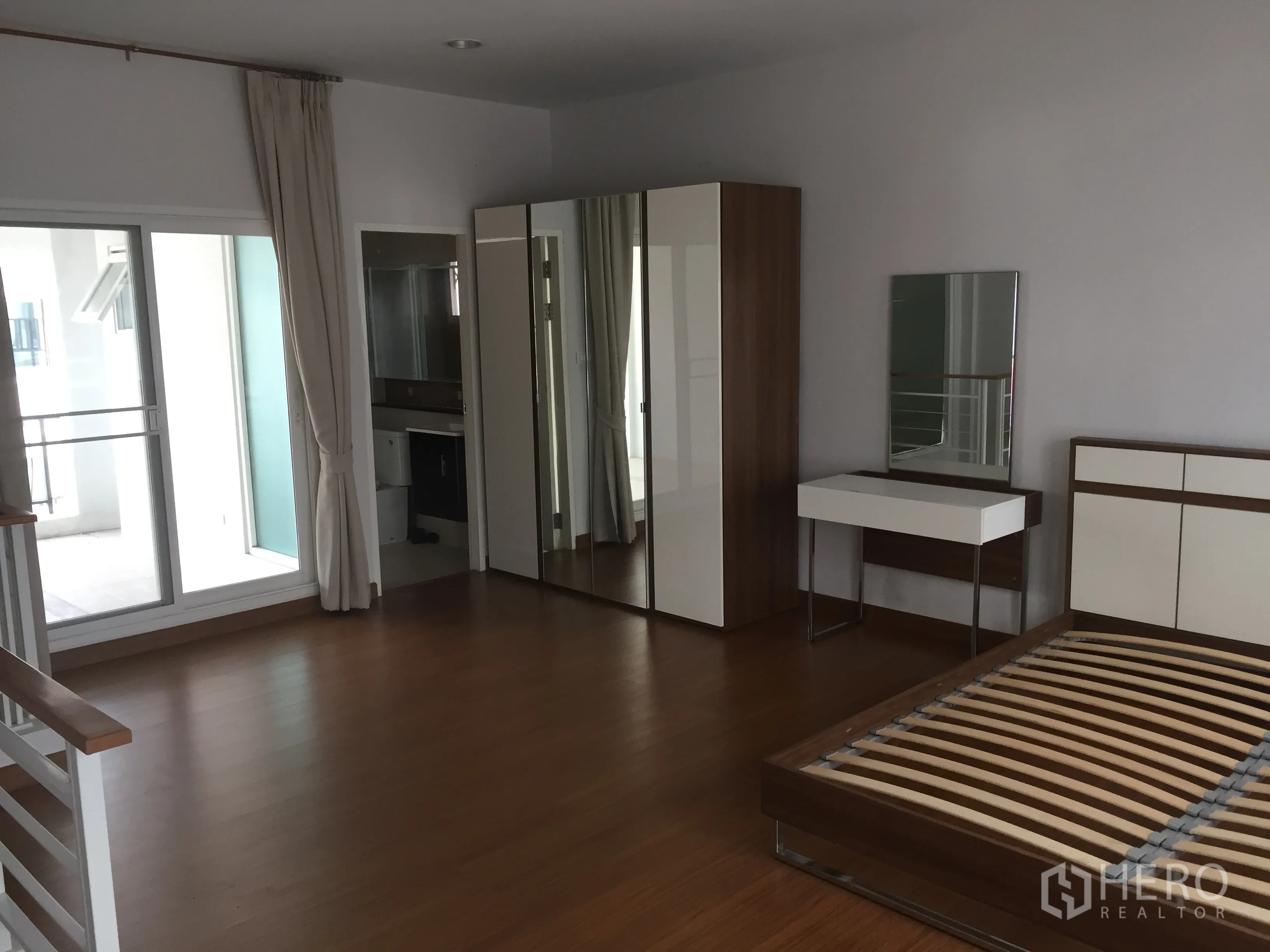Townhouse for rent in Bang Kho Laem, Bangkok - Master suite with wardrobes, dressing table, doorway to ensuite and access to a private balcony.