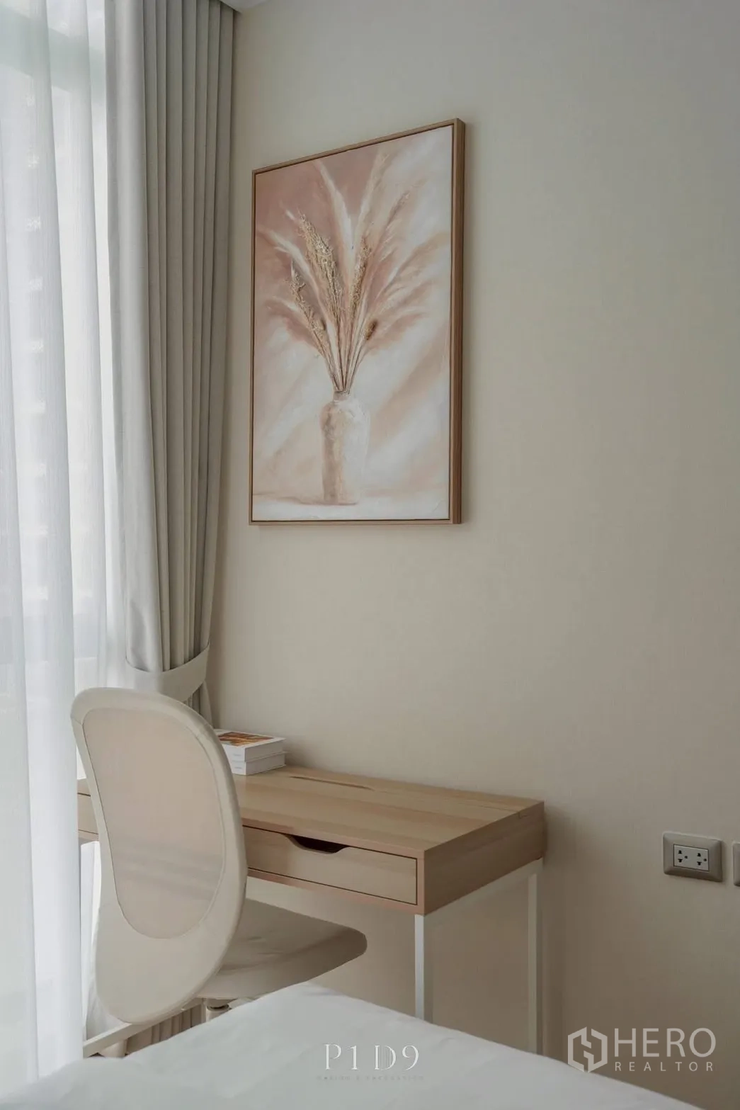 公寓 for rent in Watthana, Bangkok - 窗边工作角，木质书桌、座椅与墙面装饰画。