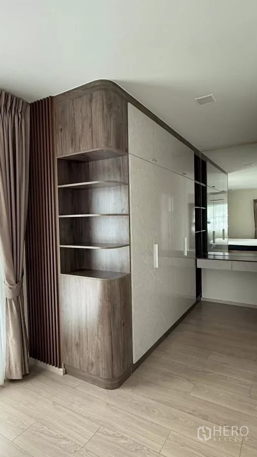 Detached House for rent in Bang Phli, Samut Prakan - Built-in wardrobe with rounded shelving and glossy panels in the master bedroom.
