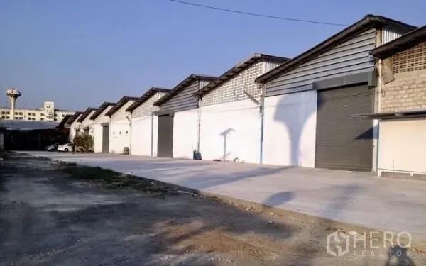 โรงงาน ให้เช่าในBang Pakong, Chachoengsao - แถวโกดังโรงงานในบางปะกง ประตูม้วนหลายบาน พร้อมลานคอนกรีตกว้างสำหรับขนถ่ายสินค้า