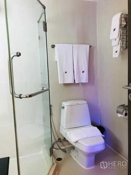 店屋 出租在Watthana, Bangkok - 紧凑浴室，设坐便器、毛巾与玻璃淋浴房