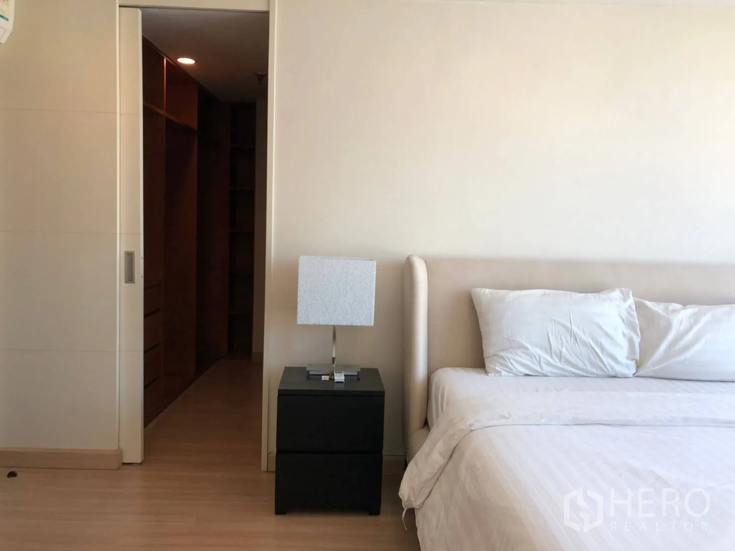คอนโด ให้เช่าในPathum Wan, Bangkok - มุมห้องนอนหลัก ประตูบานเลื่อนสู่วอล์กอินคลอเซตและโต๊ะข้างเตียง