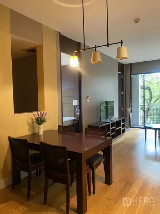 公寓 出租在Watthana, Bangkok - 开放式餐客厅，吊灯与木地板，阳台面向绿意景观。