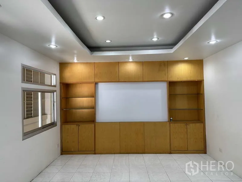 Factory for rent in Samut Prakan - Meeting room or management office with ceiling spotlights and built-in wooden cabinets.