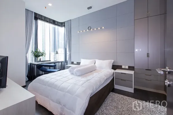 公寓 出租在Watthana, Bangkok - 明亮卧室，设大窗、衣柜与临窗书桌，可眺望城市景观。
