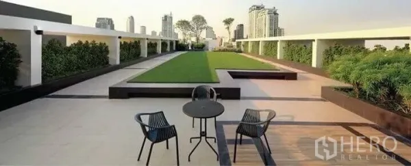 公寓 出租在Watthana, Bangkok - 屋顶花园露台，设桌椅，可眺望曼谷城市天际线
