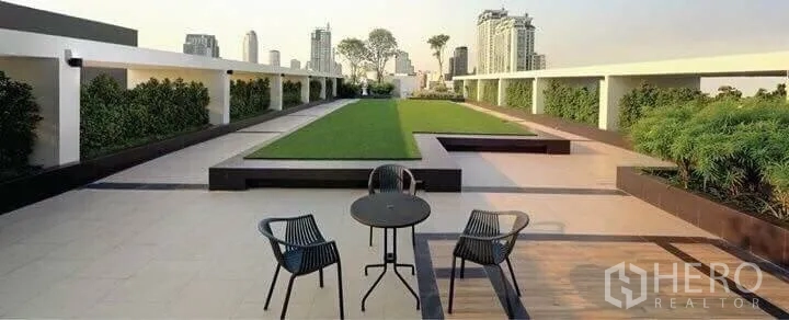 公寓 出租在Watthana, Bangkok - 屋顶花园露台，设桌椅，可眺望曼谷城市天际线