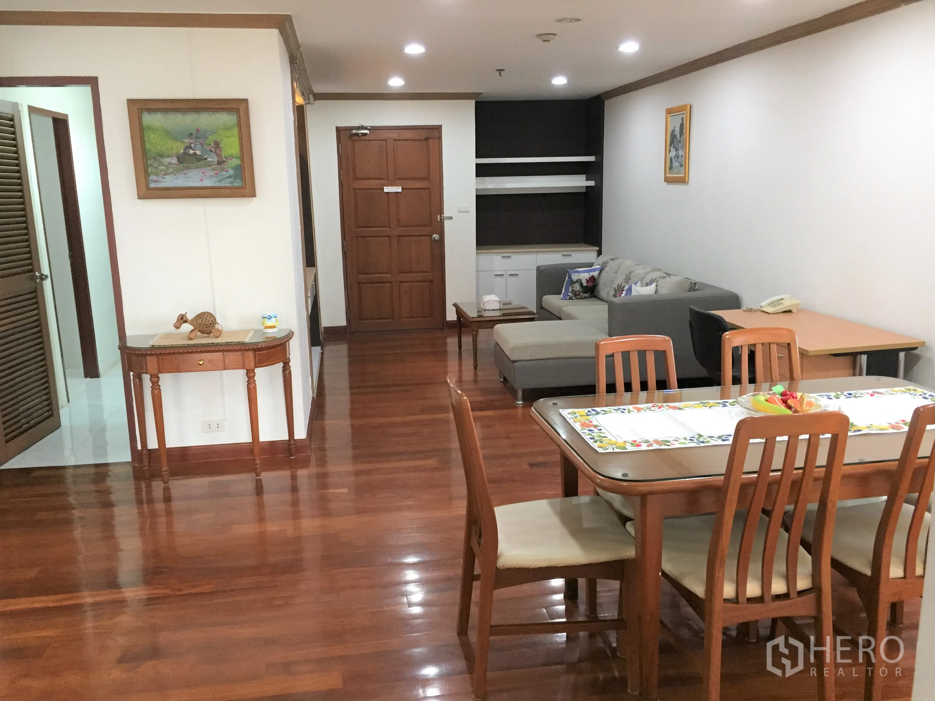 คอนโด ให้เช่าในWatthana, Bangkok - ห้องนั่งเล่นและรับประทานอาหารกว้างขวาง ไฟฝังฝ้า พื้นไม้ และโซฟาเข้ามุม