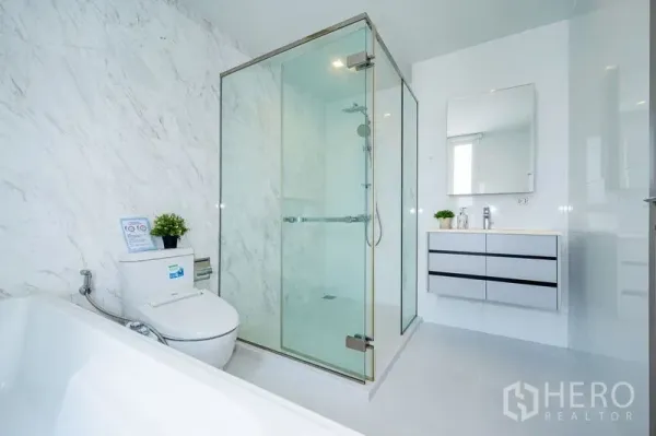 คอนโด ให้เช่าในWatthana, Bangkok - ห้องน้ำผนังลายหินอ่อน พร้อมตู้ shower กระจก อ่างล้างหน้าและโถสุขภัณฑ์