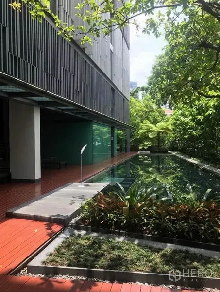 คอนโด ให้เช่าในWatthana, Bangkok - สระว่ายน้ำกลางแจ้งข้างอาคารคอนโดโมเดิร์น ทางเดินไม้ รายล้อมด้วยต้นไม้เขียวขจีในเขตวัฒนา กรุงเทพฯ