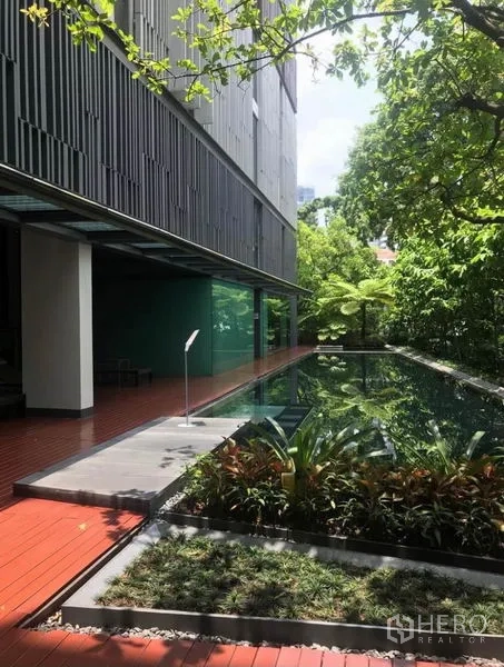 คอนโด ให้เช่าในWatthana, Bangkok - สระว่ายน้ำกลางแจ้งข้างอาคารคอนโดโมเดิร์น ทางเดินไม้ รายล้อมด้วยต้นไม้เขียวขจีในเขตวัฒนา กรุงเทพฯ