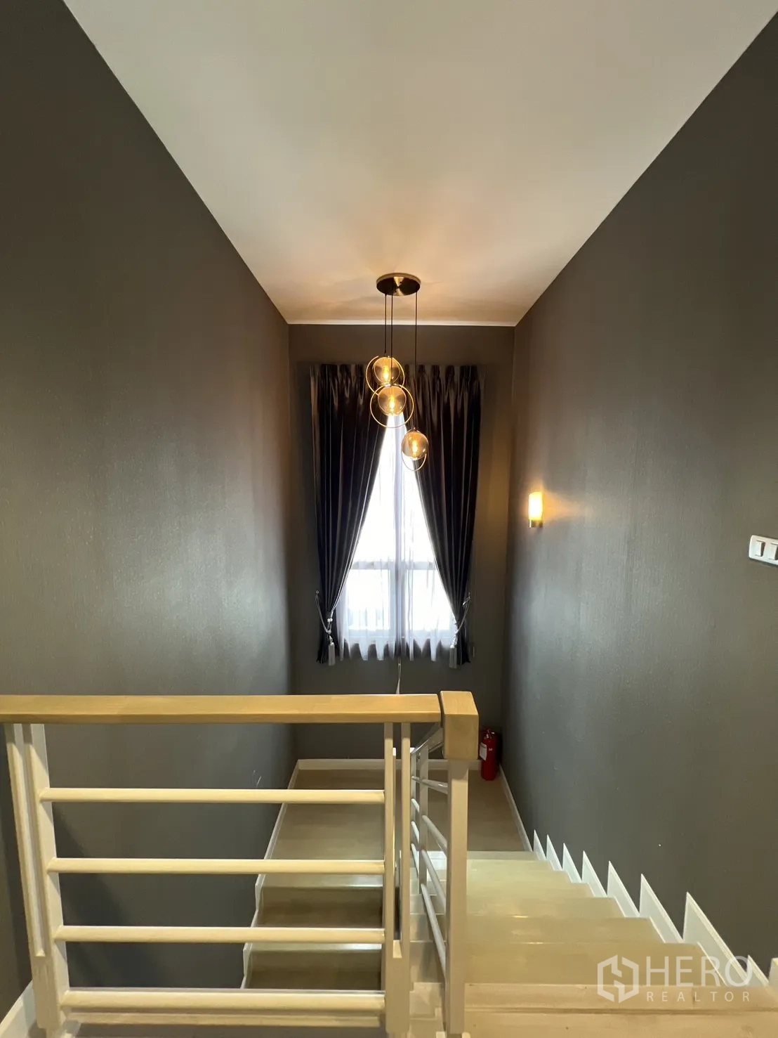 独立式住宅 出租或出售在Lat Krabang, Bangkok - 楼梯厅，吊灯与窗户带来自然采光