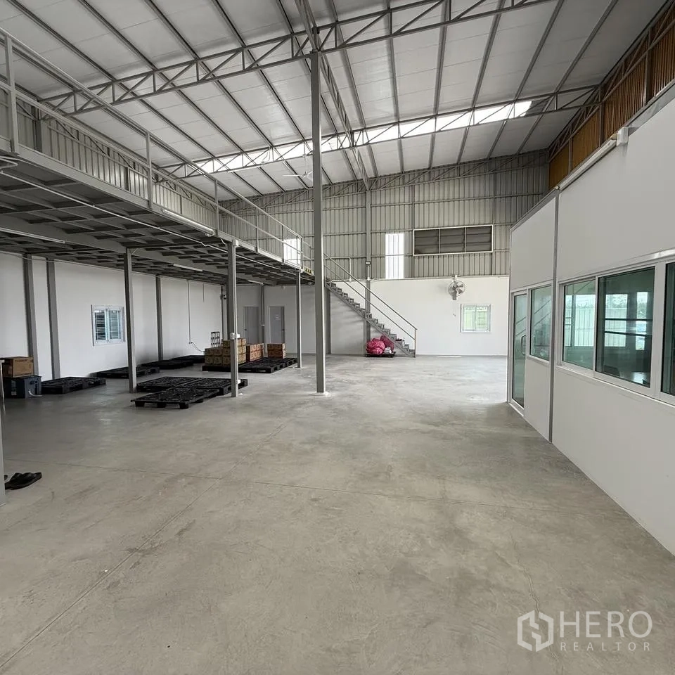 仓库 for rent or sale in Khlong Luang, Pathum Thani - 室内宽阔区域有钢柱、夹层与办公室区。