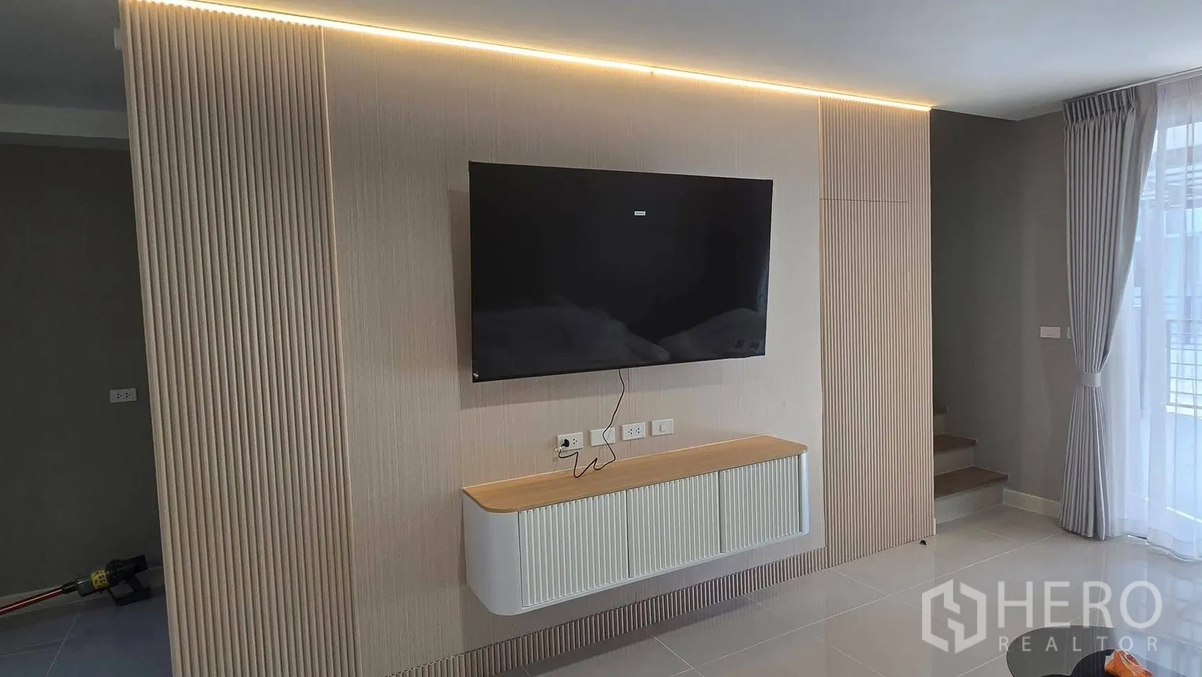 ทาวน์เฮาส์ for rent in Bang Phli, Samut Prakan - ผนังทีวีลายไม้ พร้อมชั้นคอนโซลลอยและไฟซ่อน