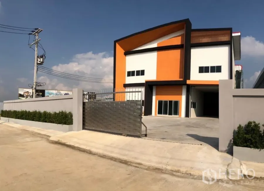 โรงงาน ให้เช่าหรือขายในMueang Samut Sakhon, Samut Sakhon - โรงงานสร้างใหม่โทนส้มขาว พร้อมประตูรั้วและลานจอดกว้าง ในอำเภอเมืองสมุทรสาคร