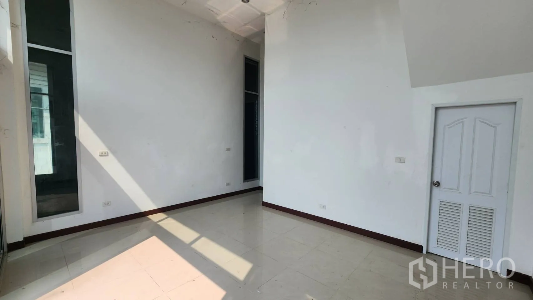 คลังสินค้า ให้เช่าในBang Khun Thian, Bangkok - ห้องทำงานสว่าง พื้นกระเบื้องและหน้าต่างสูง