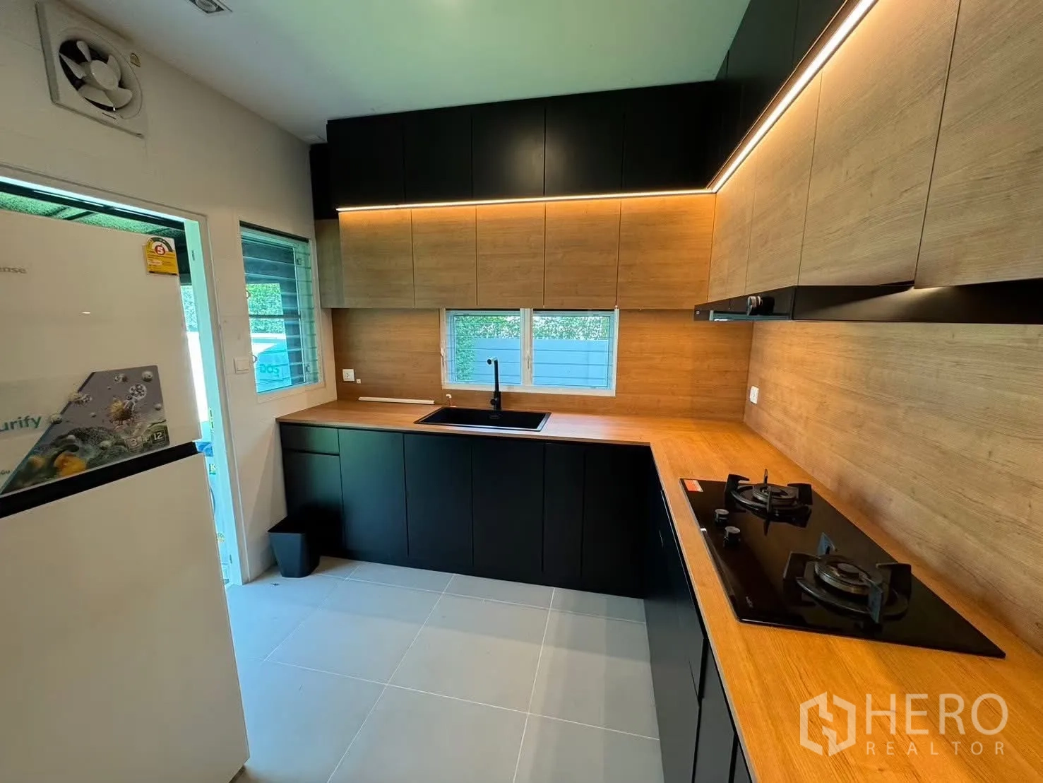 Detached House for rent in Prawet, Bangkok - Staircase landing with window blinds and a wood feature wall.