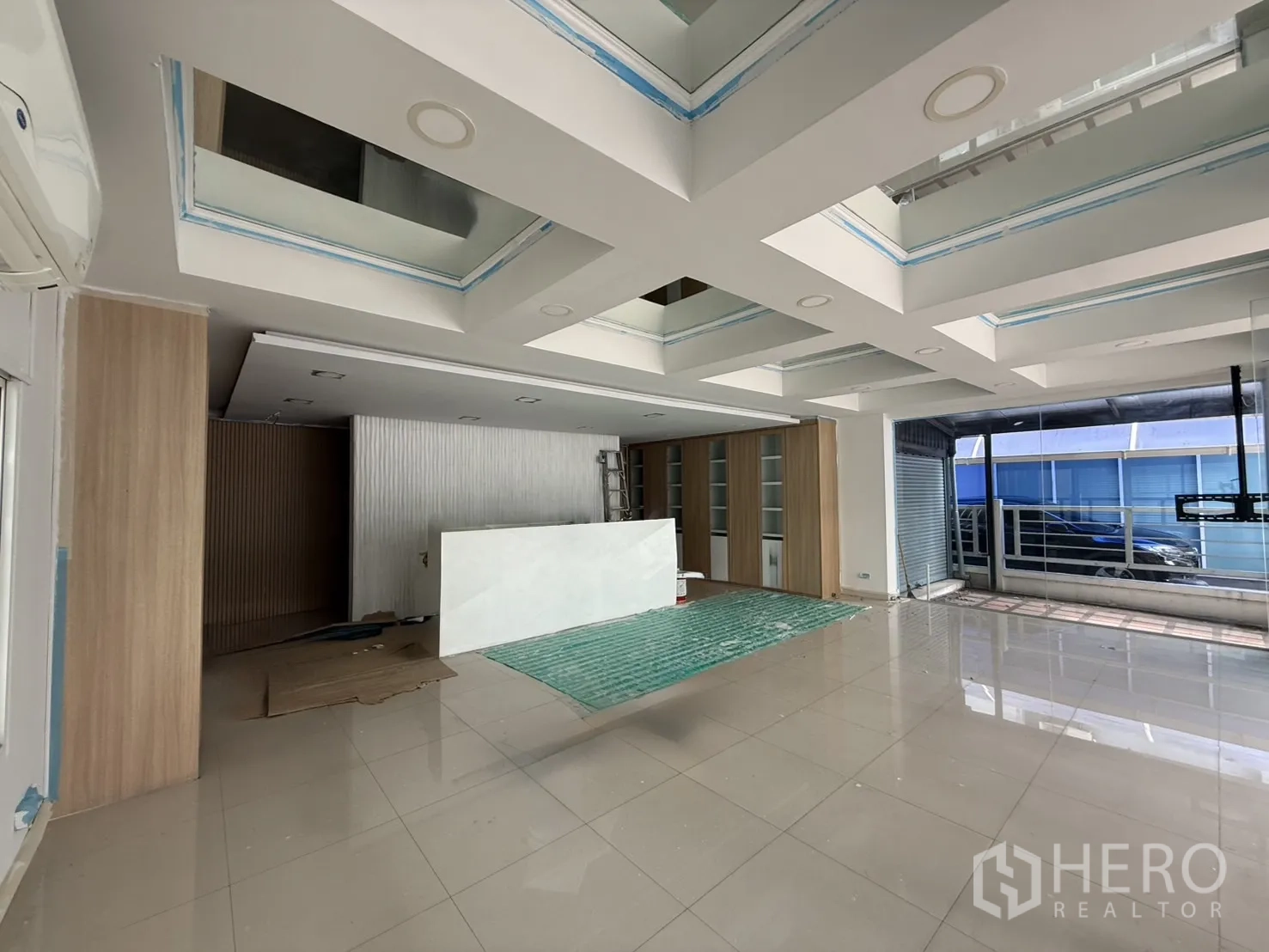 办公空间 出租在Bueng Kum, Bangkok - 一层大堂，玻璃临街、接待台与亮面地砖。