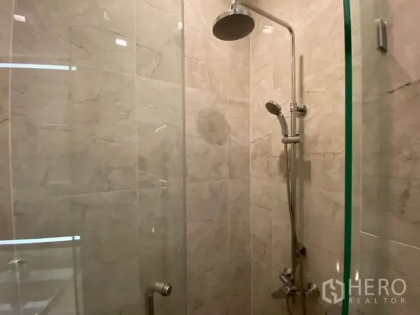 คอนโด ให้เช่าในWatthana, Bangkok - ห้องน้ำสไตล์โมเดิร์นพร้อมห้องอาบน้ำกระจกและฝักบัวเรนชาวเวอร์