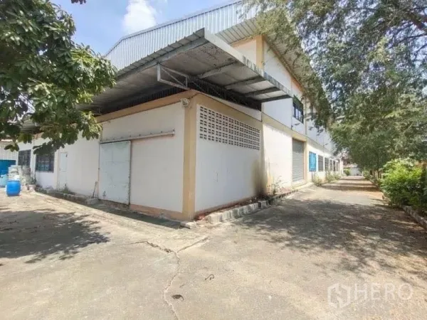 คลังสินค้า ขายในKhlong Toei, Bangkok - มุมตึกพร้อมกันสาดลานขนถ่ายสินค้า ประตูบริการ และพื้นคอนกรีตกว้าง