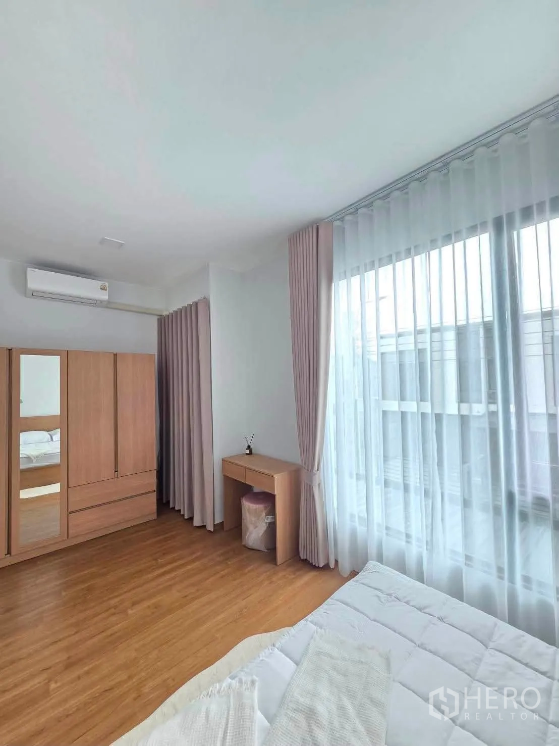 ทาวน์เฮาส์ for rent in Bang Phli, Samut Prakan - ห้องนอนใหญ่หน้าต่างบานกว้าง ม่านสองชั้น และตู้เสื้อผ้า.