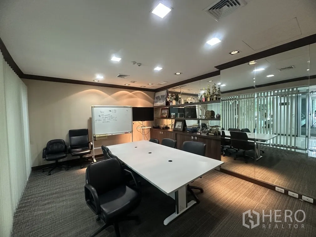 工厂 for rent in Lam Luk Ka, Pathum Thani - 私密会议室，配白板与展示柜及镜面墙。