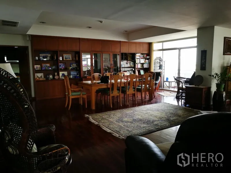 Condominium for rent or sale in Watthana, Bangkok - Open dining area with built-in cabinetry and access to the balcony.