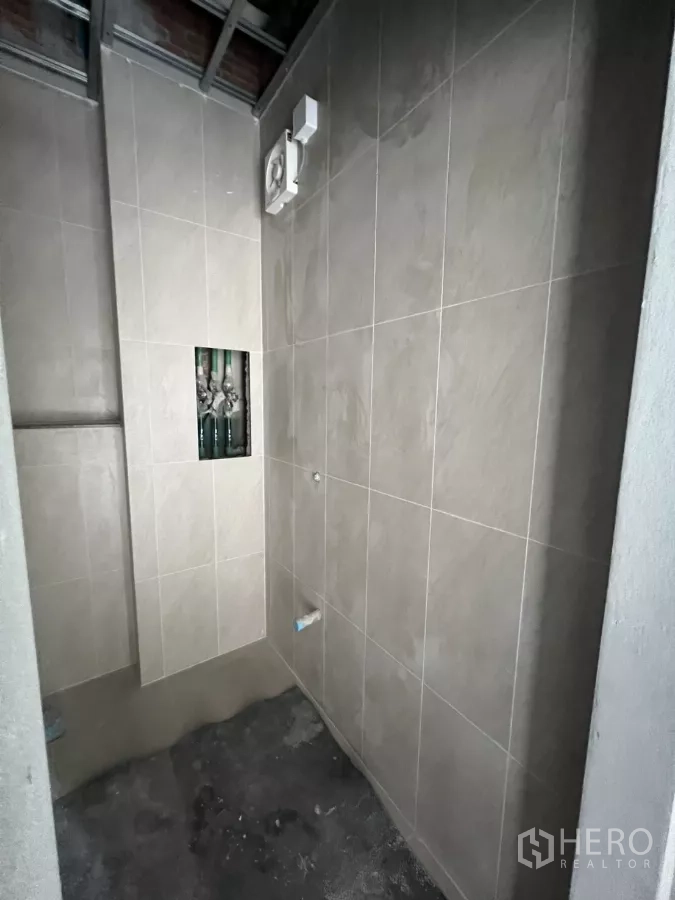 零售空间 出租在Khlong Toei, Bangkok - 新铺瓷砖的卫生间，装有排风扇，施工中