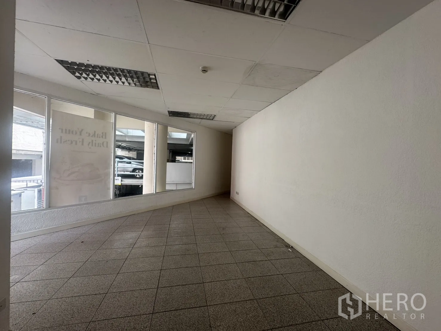 Retail Space for rent in Pathum Wan, Bangkok - Enclosed side room with windows and suspended ceiling panels.