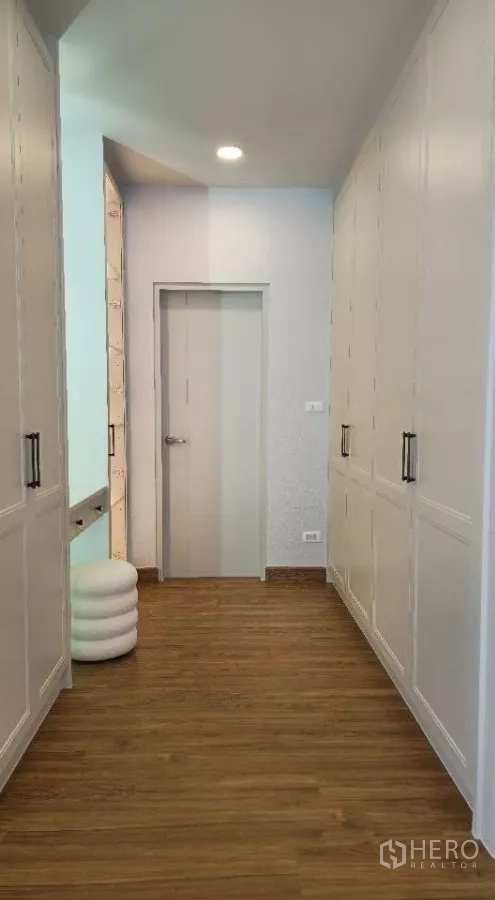 独立式住宅 出租或出售在Bang Phli, Samut Prakan - 步入式衣帽间走廊，到顶衣柜并设梳妆台。