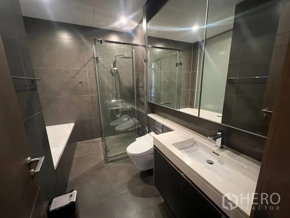 公寓 出租在Huai Khwang, Bangkok - 当代卫浴，玻璃淋浴房、浴缸、长台面与大镜柜。