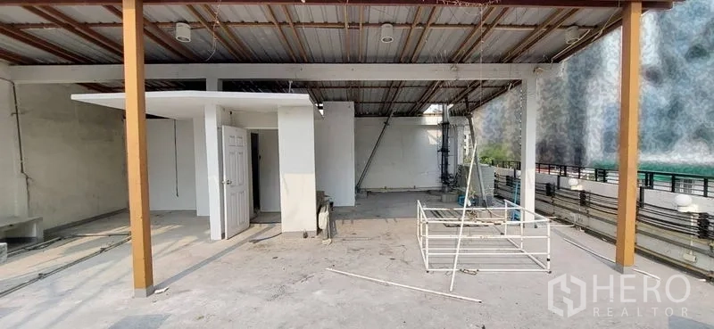 零售空间 出租 - 带金属屋顶的覆盖式屋顶区，含小型服务房。