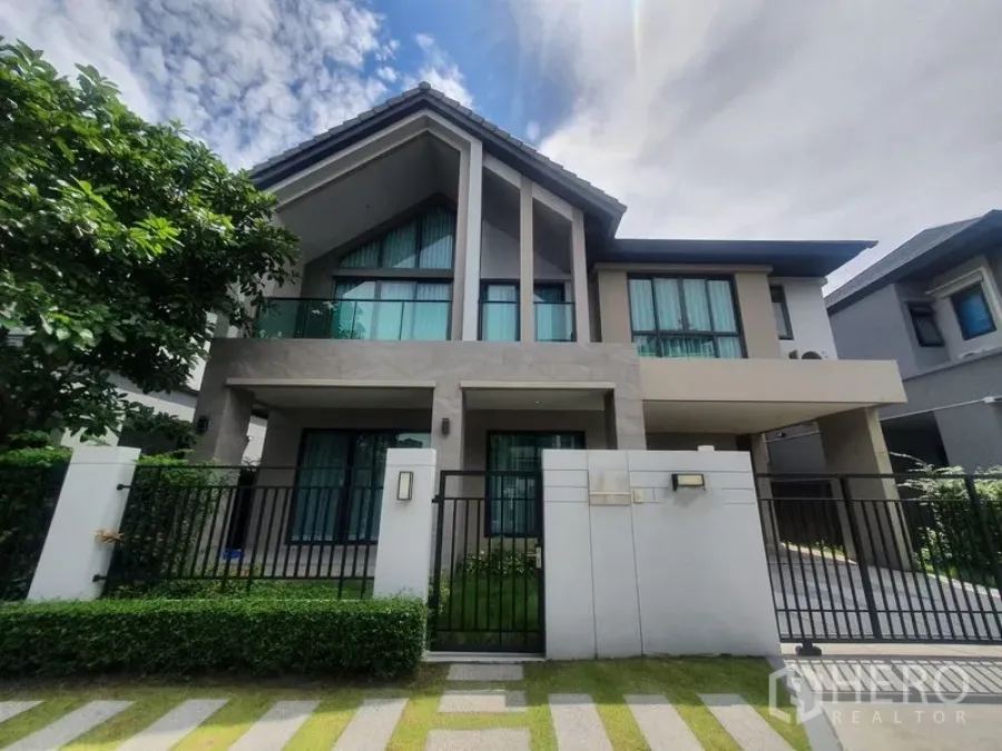 Detached House for rent in Khlong Luang, Pathum Thani - Modern two-storey detached house with gated front yard, balcony and driveway.
