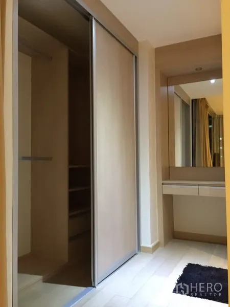 公寓 出租在Watthana, Bangkok - 走廊设大容量推拉门衣柜与内置梳妆台与镜子。