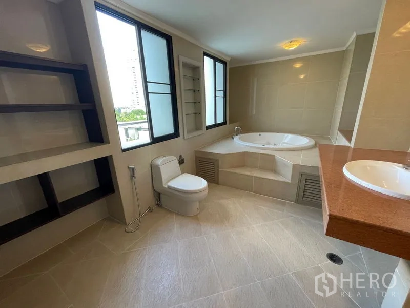 คอนโด ให้เช่าในWatthana, Bangkok - ห้องน้ำมาสเตอร์พร้อมอ่างจากุซซี่มุม หน้าต่างบานใหญ่ และเคาน์เตอร์อ่างล้างหน้า