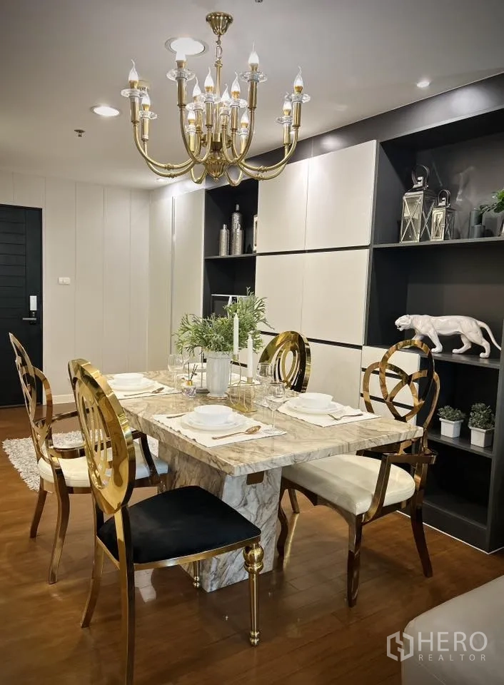 คอนโด for rent in Huai Khwang, Bangkok - ห้องรับประทานอาหารหรู โต๊ะหินอ่อนและโคมระย้าสีทอง