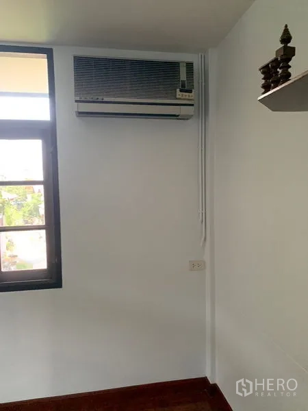 Detached House for rent in Khlong Toei, Bangkok - Wall-mounted air-conditioning unit above a window in a room.