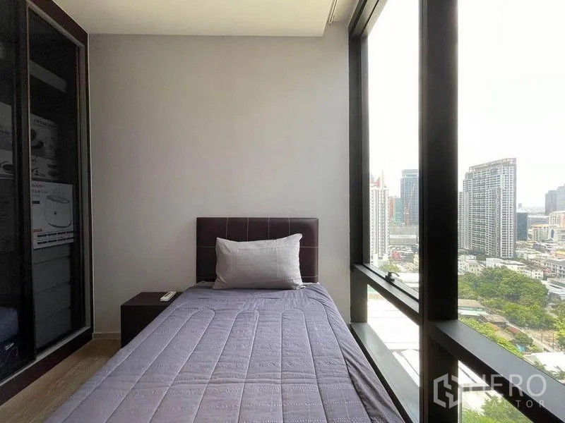 คอนโด ให้เช่าในBang Rak, Bangkok - ห้องนอนขนาดกะทัดรัด เตียงเดี่ยว ติดหน้าต่างกระจกทั้งผนังชมวิวเมือง