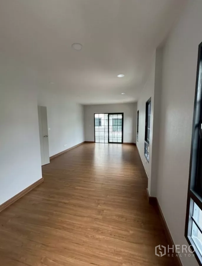 Detached House for rent in Bang Phli, Samut Prakan - Large upstairs multipurpose room with wood floors and sliding doors to the balcony.