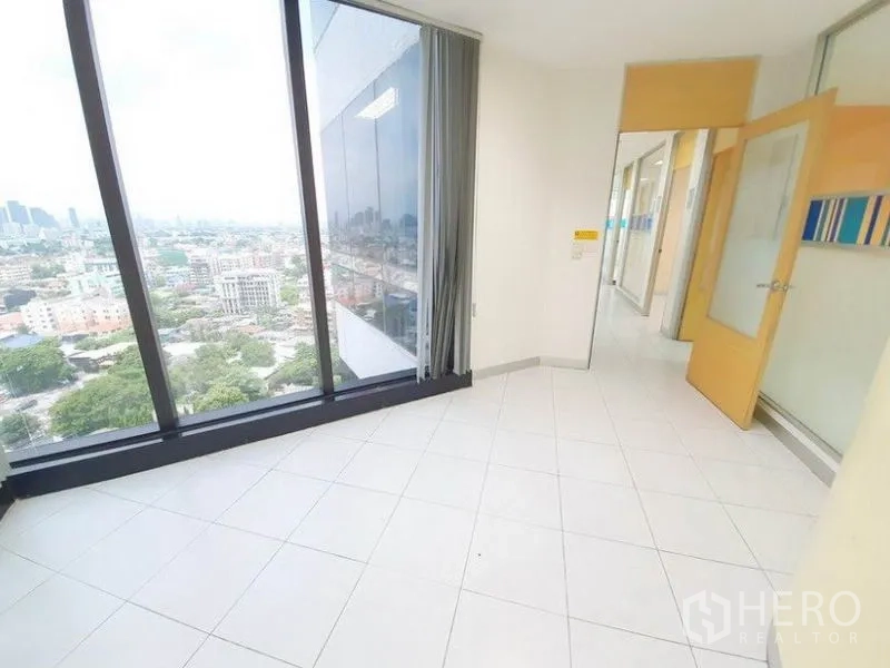 Office Space for rent in Bang Na, Bangkok - Corner room with floor-to-ceiling windows offering sweeping Bang Na city views.