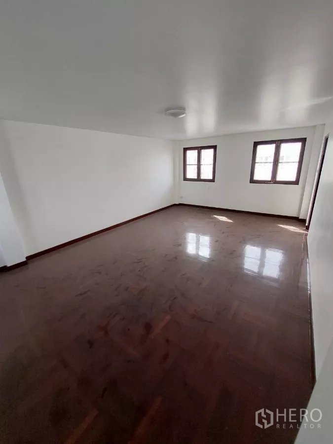 Home Office for rent in Yan Nawa, Bangkok - Sunlit office room with polished parquet floors and twin windows.