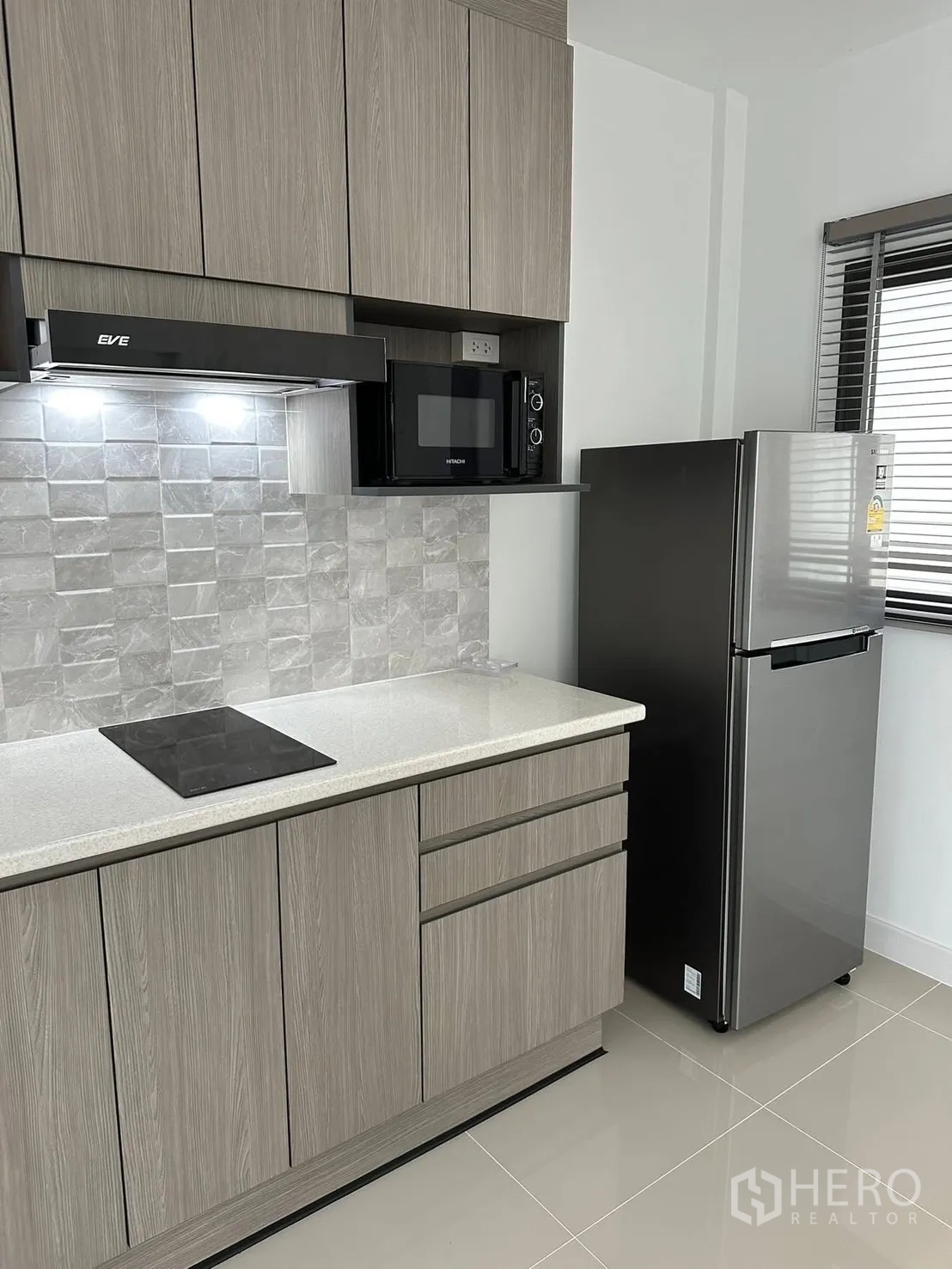 联排别墅 for rent in Bang Phli, Samut Prakan - 现代厨房特写，含嵌入式橱柜、灶台、微波炉与冰箱。