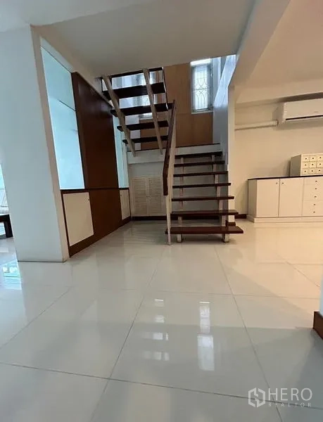带办公室的家 出租在Suan Luang, Bangkok - 入口大厅，悬浮木楼梯与亮面瓷砖地面