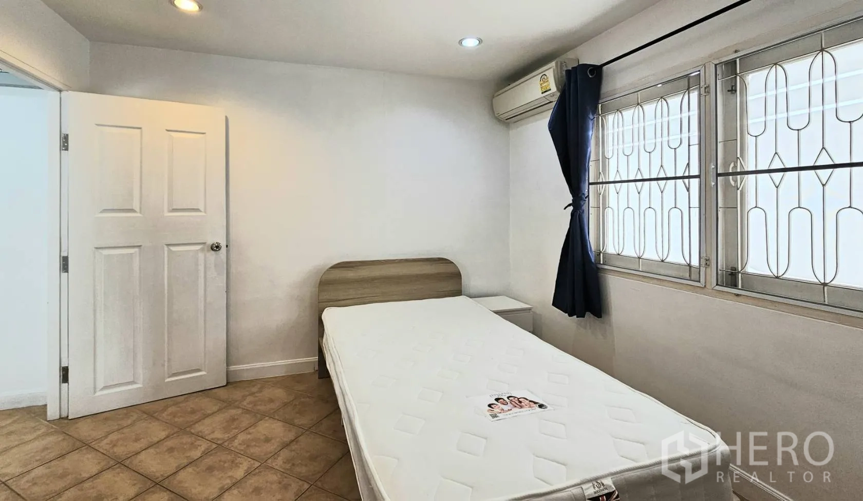 独栋房屋 for rent in Saphan Sung, Bangkok - 紧凑卧室，单人床、空调与装有防护栏的窗户。