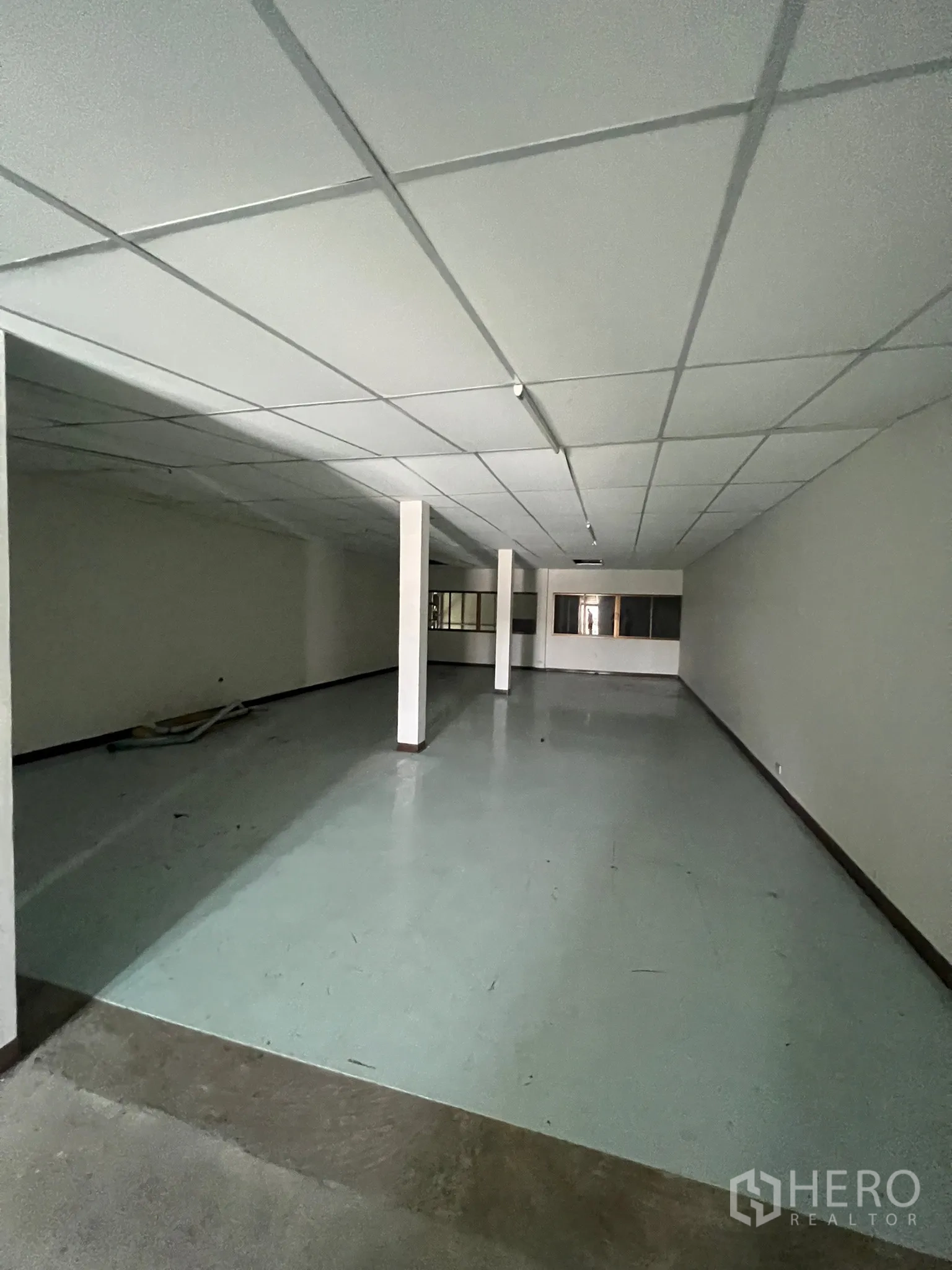 零售空间 出租在Watthana, Bangkok - 大型低顶层后勤或仓储空间，地面光滑。