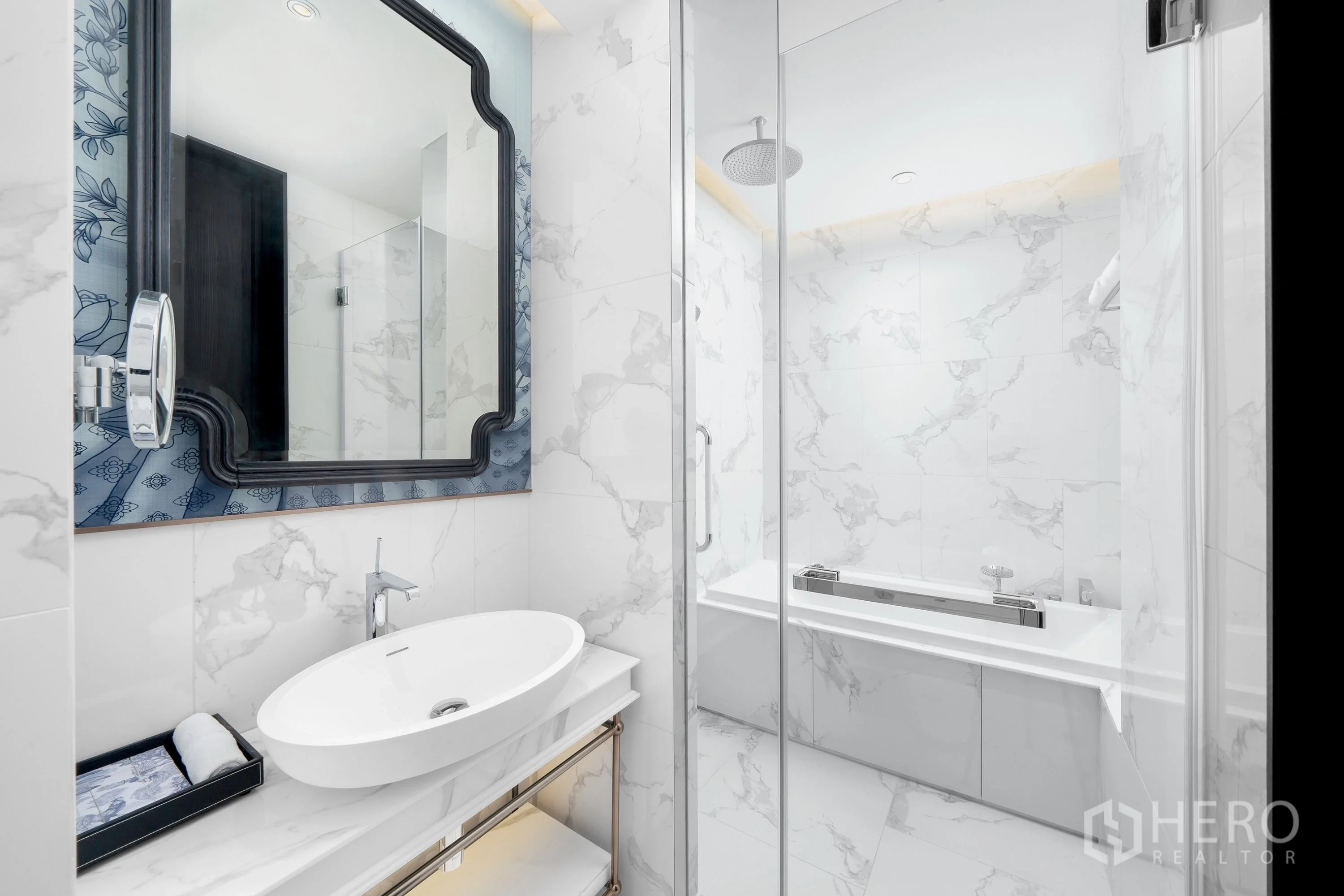 คอนโด for rent in Khlong Toei, Bangkok - โถงอ่างล้างหน้ากระจกกรอบ พร้อมตู้กั้นกระจกข้างอ่างอาบน้ำ